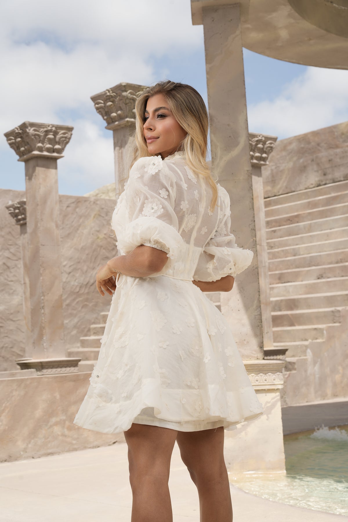 Vestido Corto Floral Marfil