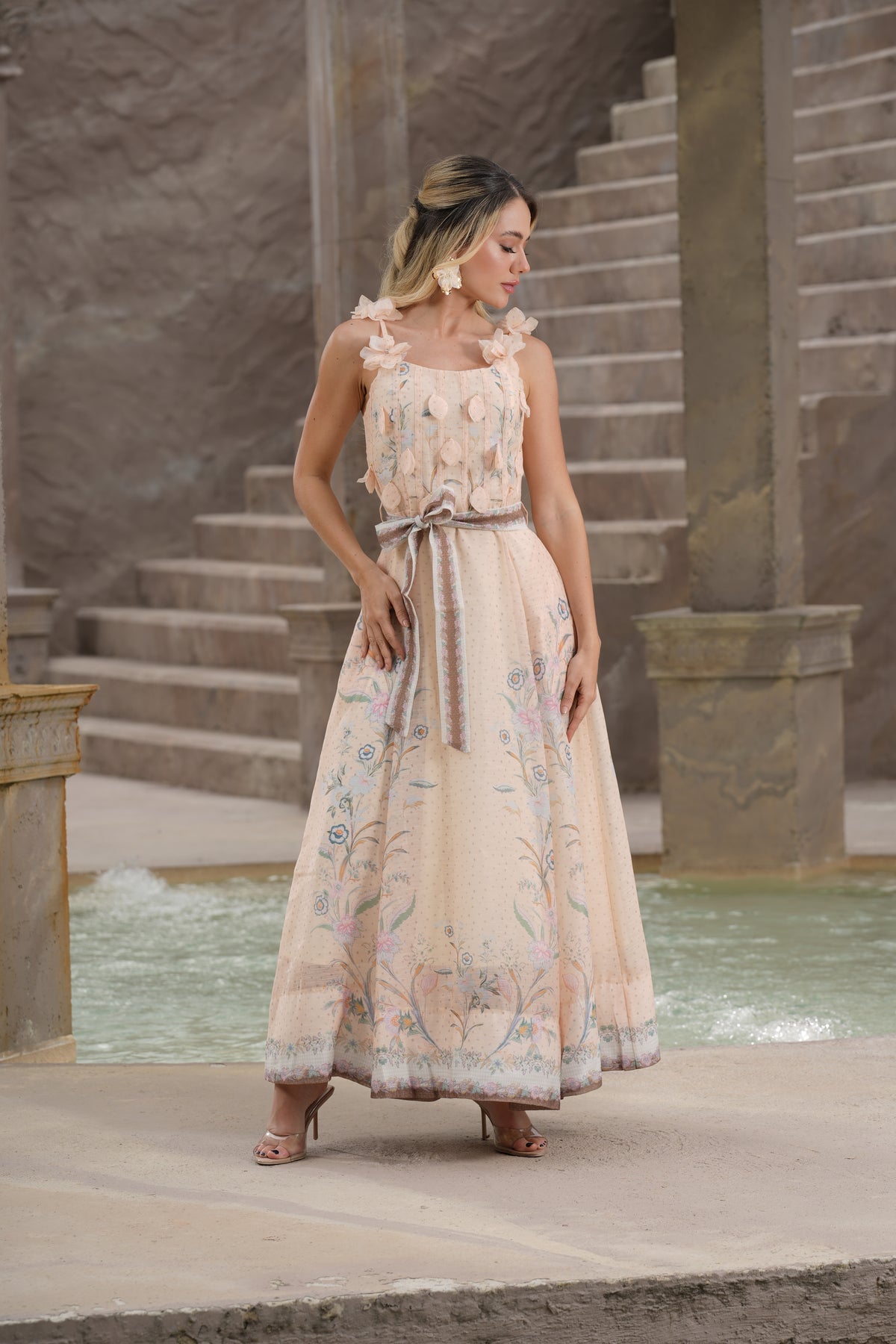 Vestido Aurora Largo Floral con Apliques