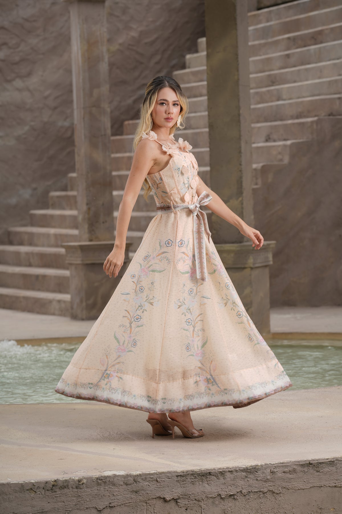 Vestido Aurora Largo Floral con Apliques