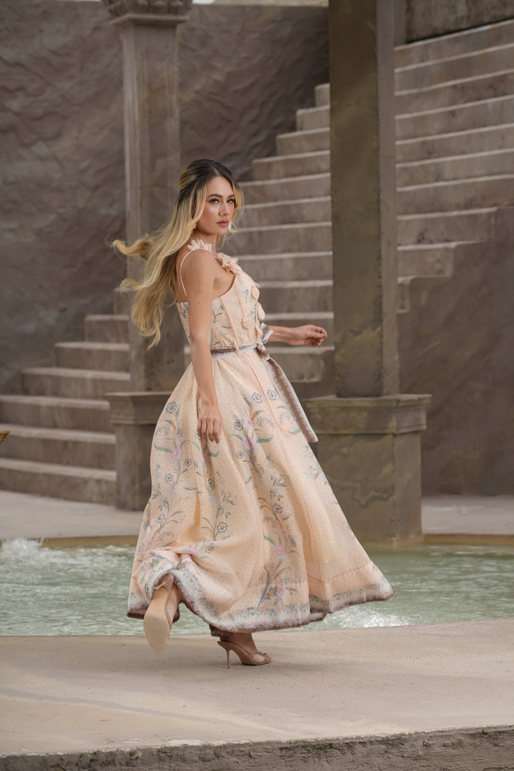 Vestido Aurora Largo Floral con Apliques