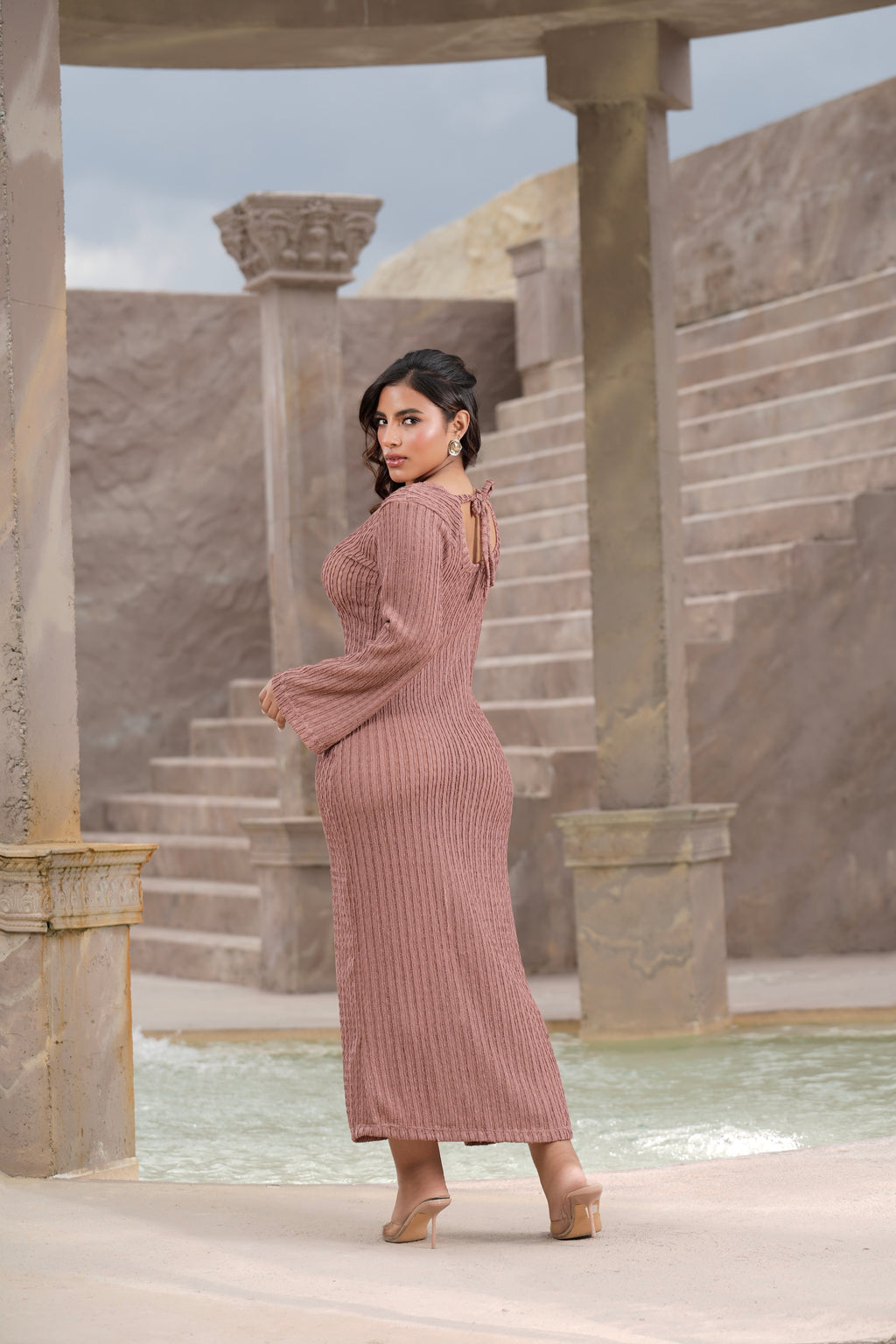 Vestido Tejido con Escote Joya Dorado
