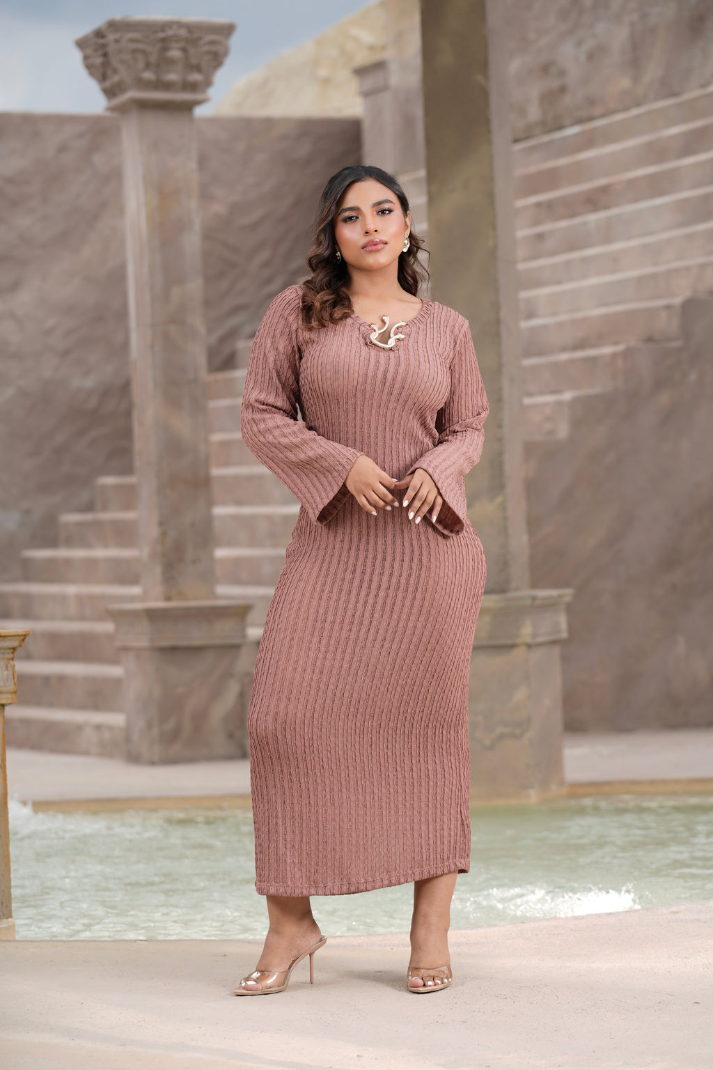 Vestido Tejido con Escote Joya Dorado