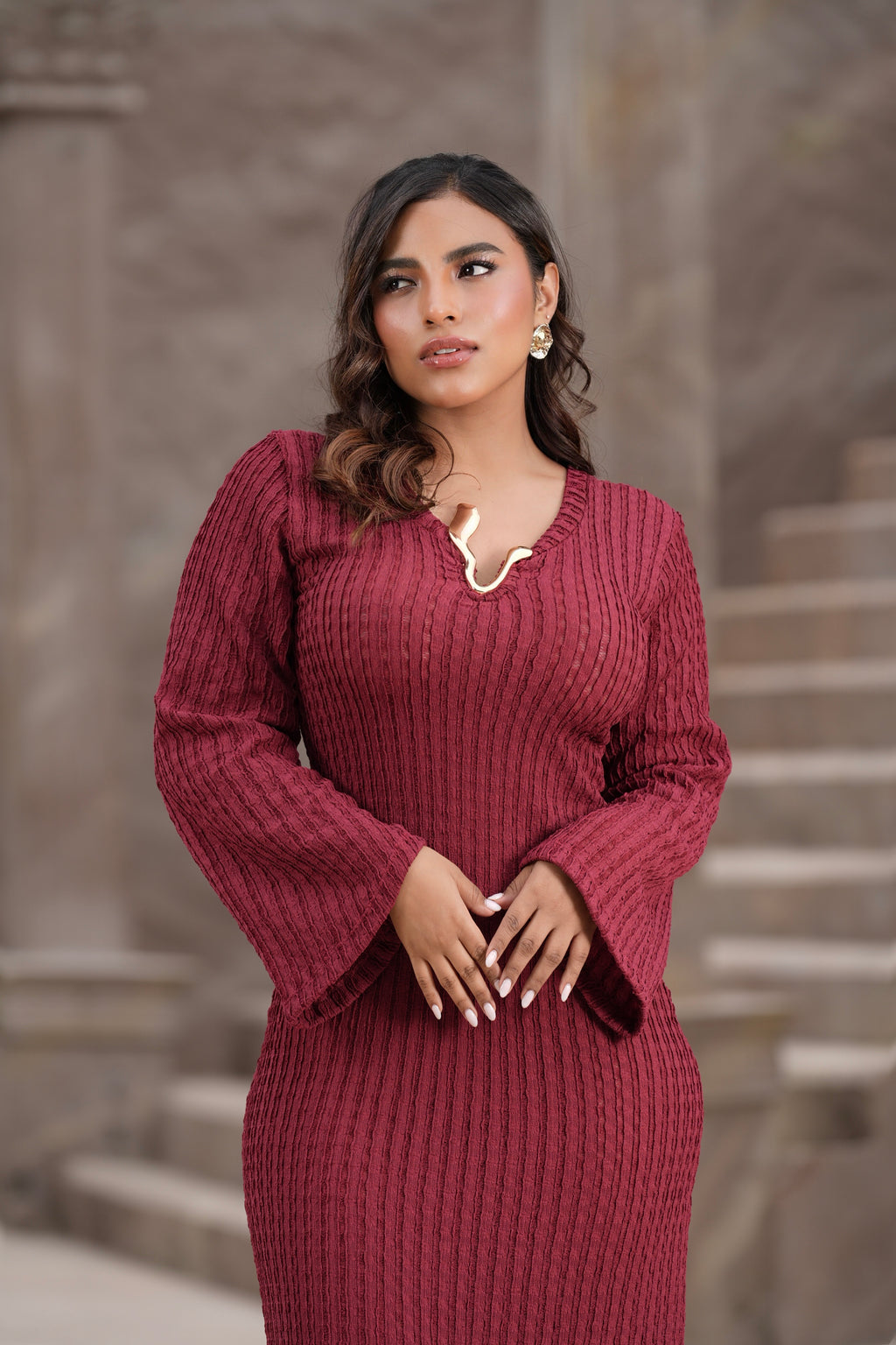 Vestido Tejido con Escote Joya Dorado